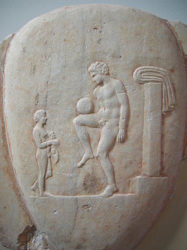 Ancient Greek athlete balancing a ball on his thigh, Piraeus, 400-375 BC | soccerfansarena.com