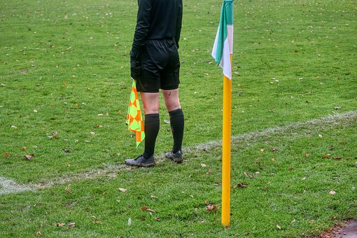 An assistant referee on duty | soccerfansarena.com